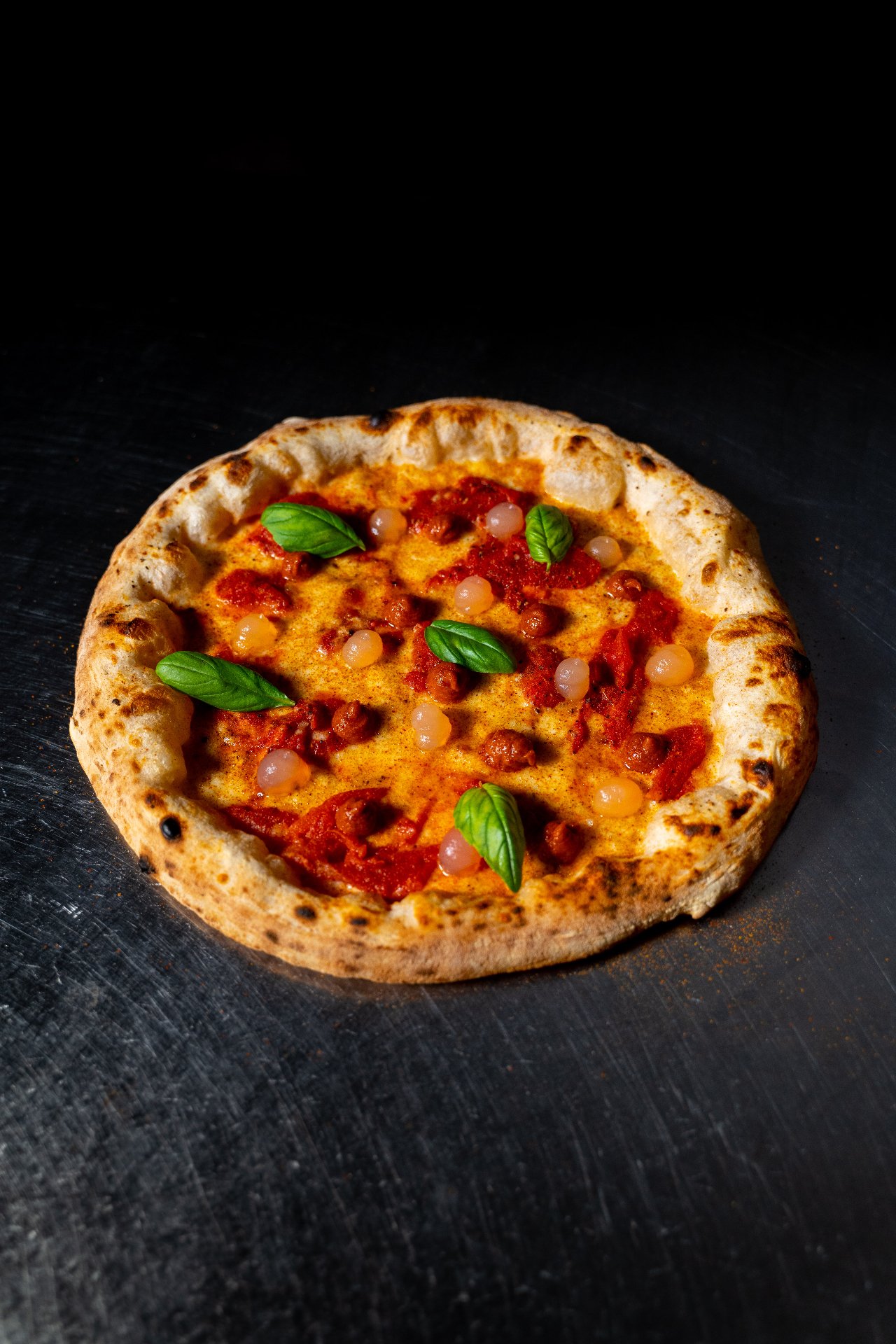 Pizza margherita tonda con basilico fresco