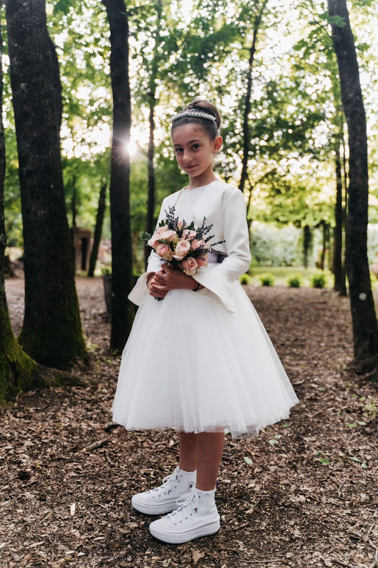 Tiara di cristalli e bouquet nel bosco