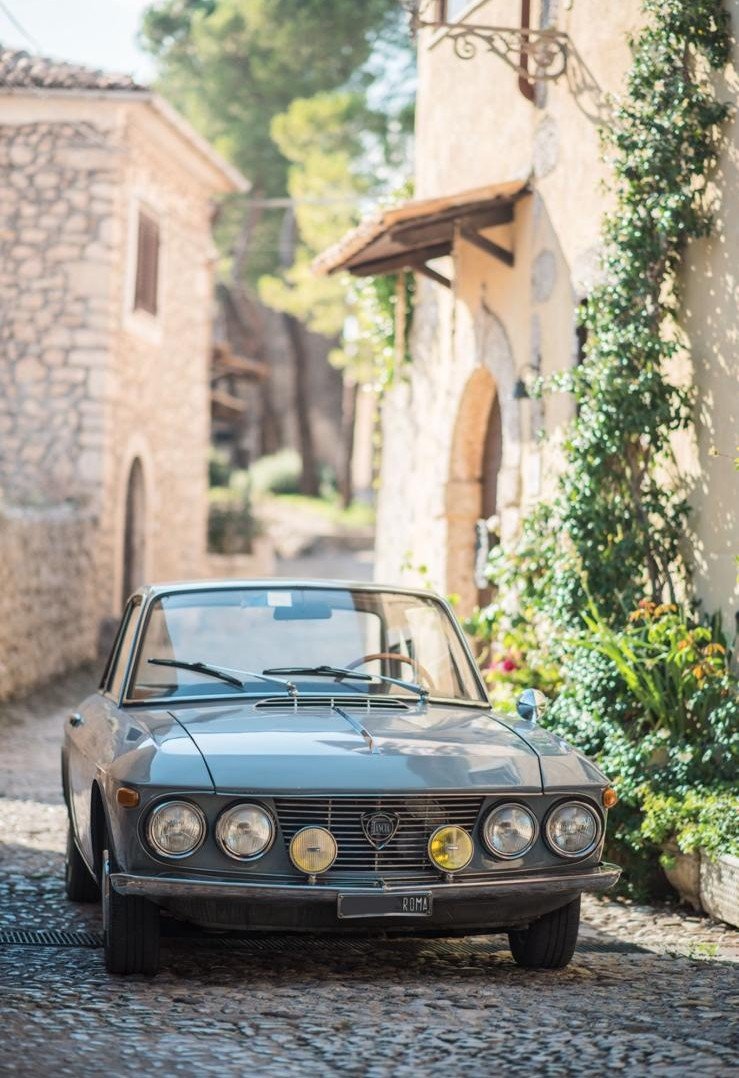 Lancia Fulvia Coupé in vicolo di pietra