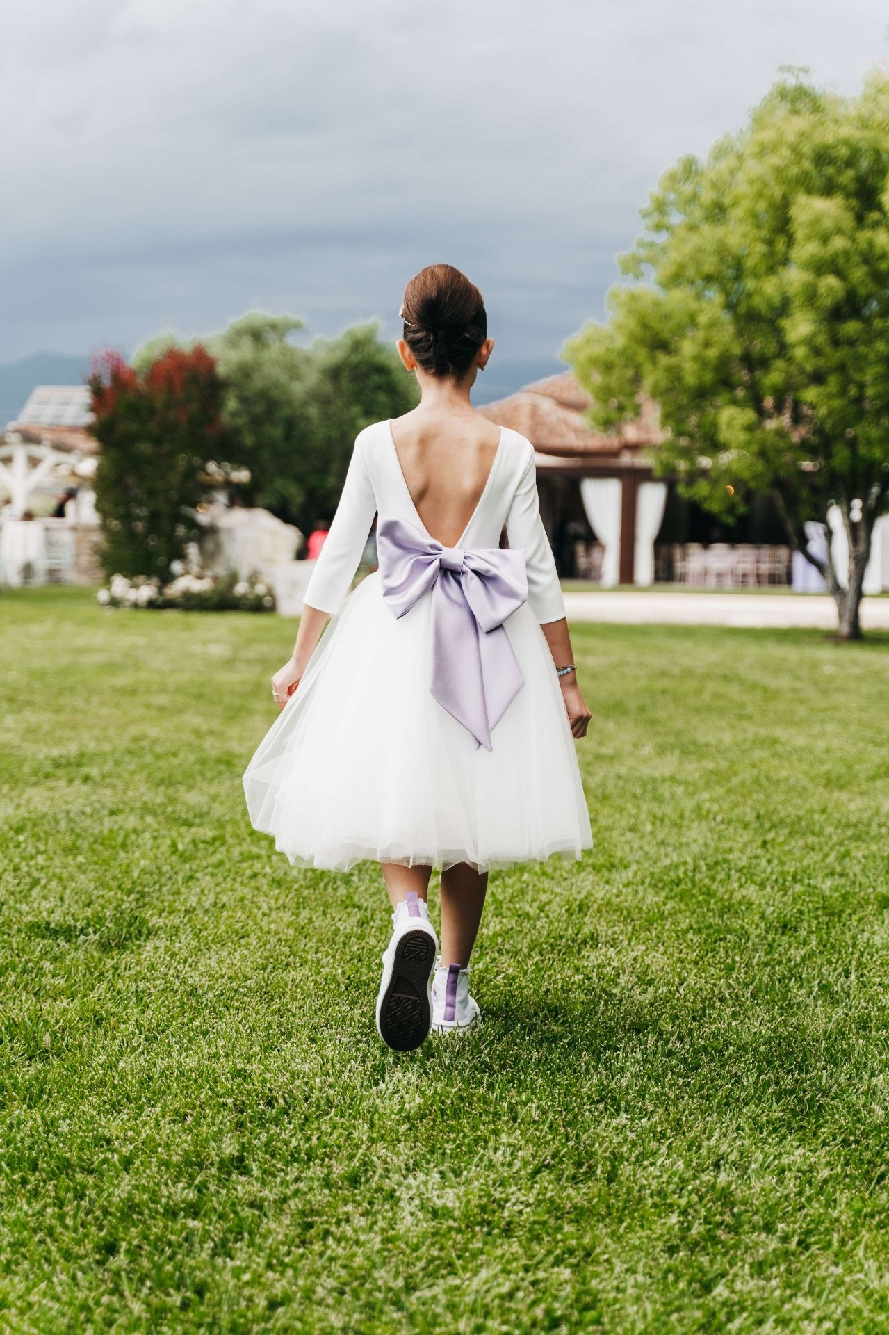 Fiocco lilla e bouquet sul prato