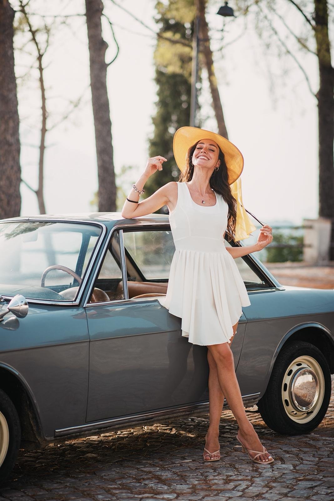 Sposa con cappello giallo accanto alla Fulvia