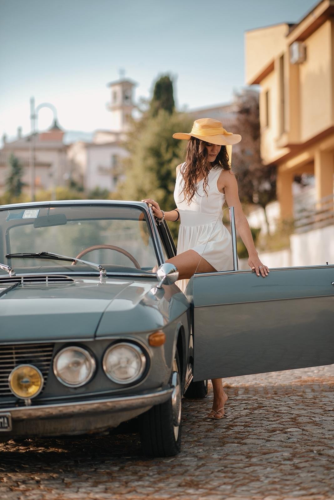 Sposa che apre la portiera della Fulvia