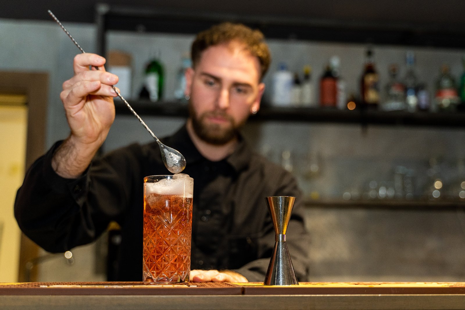 Bartender con cucchiaio bar in azione