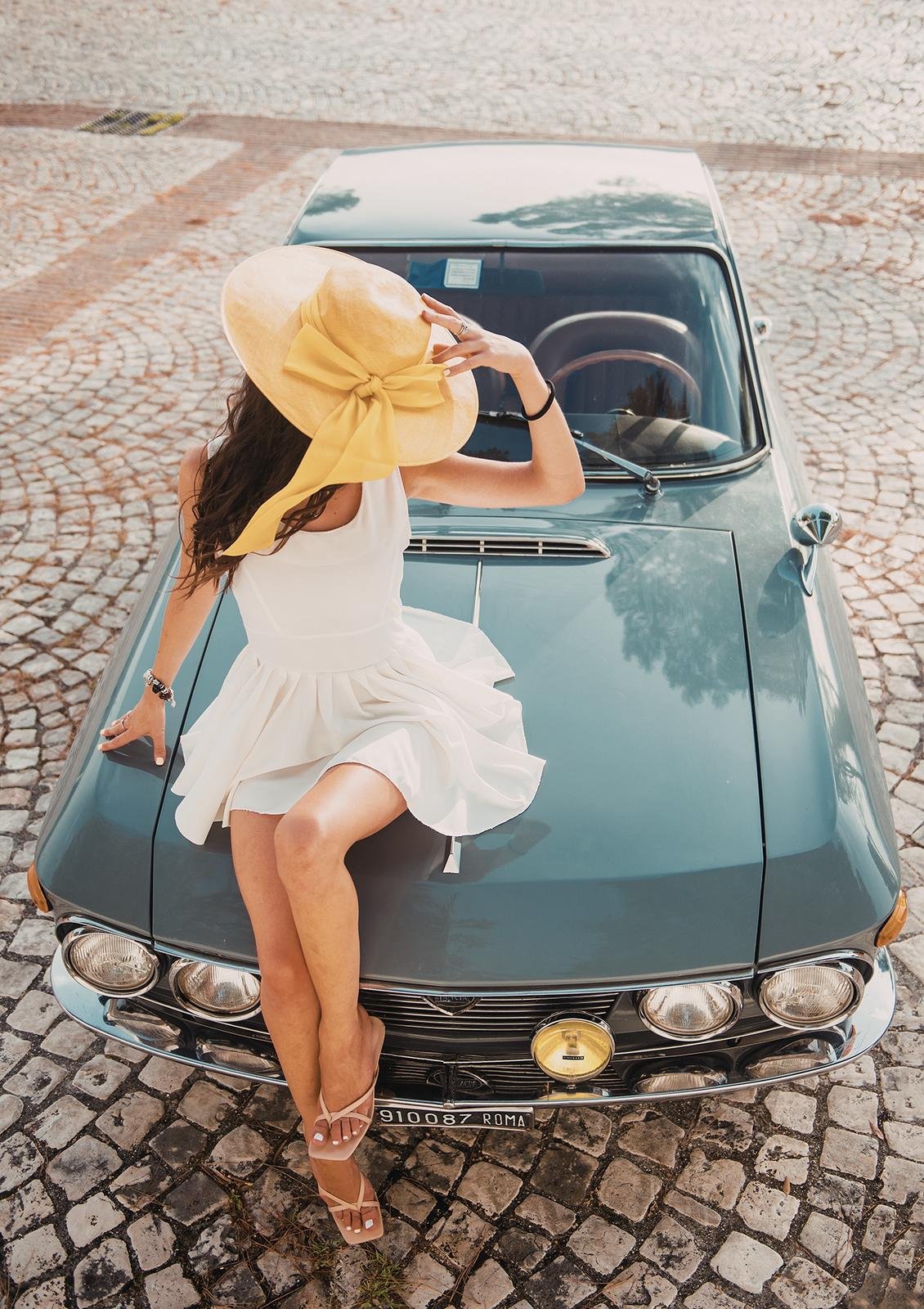 Sposa di spalle sul cofano della Fulvia
