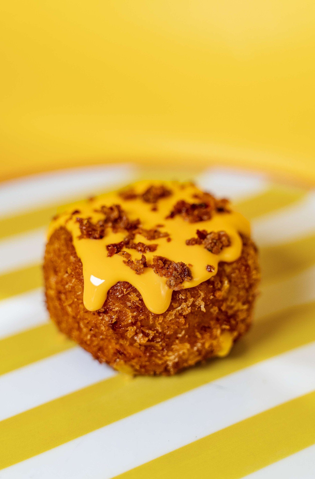 Fritto al parmigiano con cheddar fuso e bacon