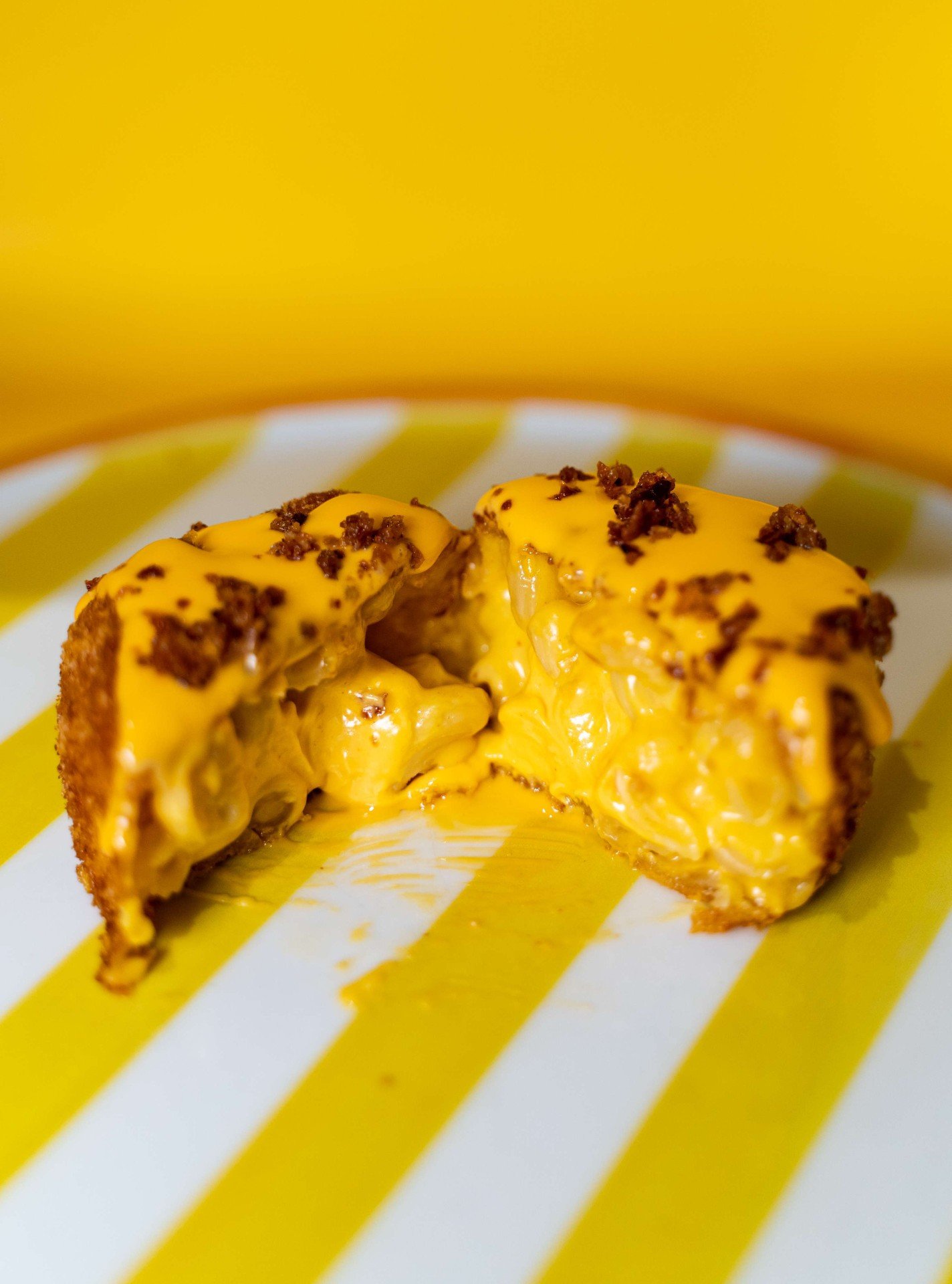 Cuore filante del fritto al cheddar