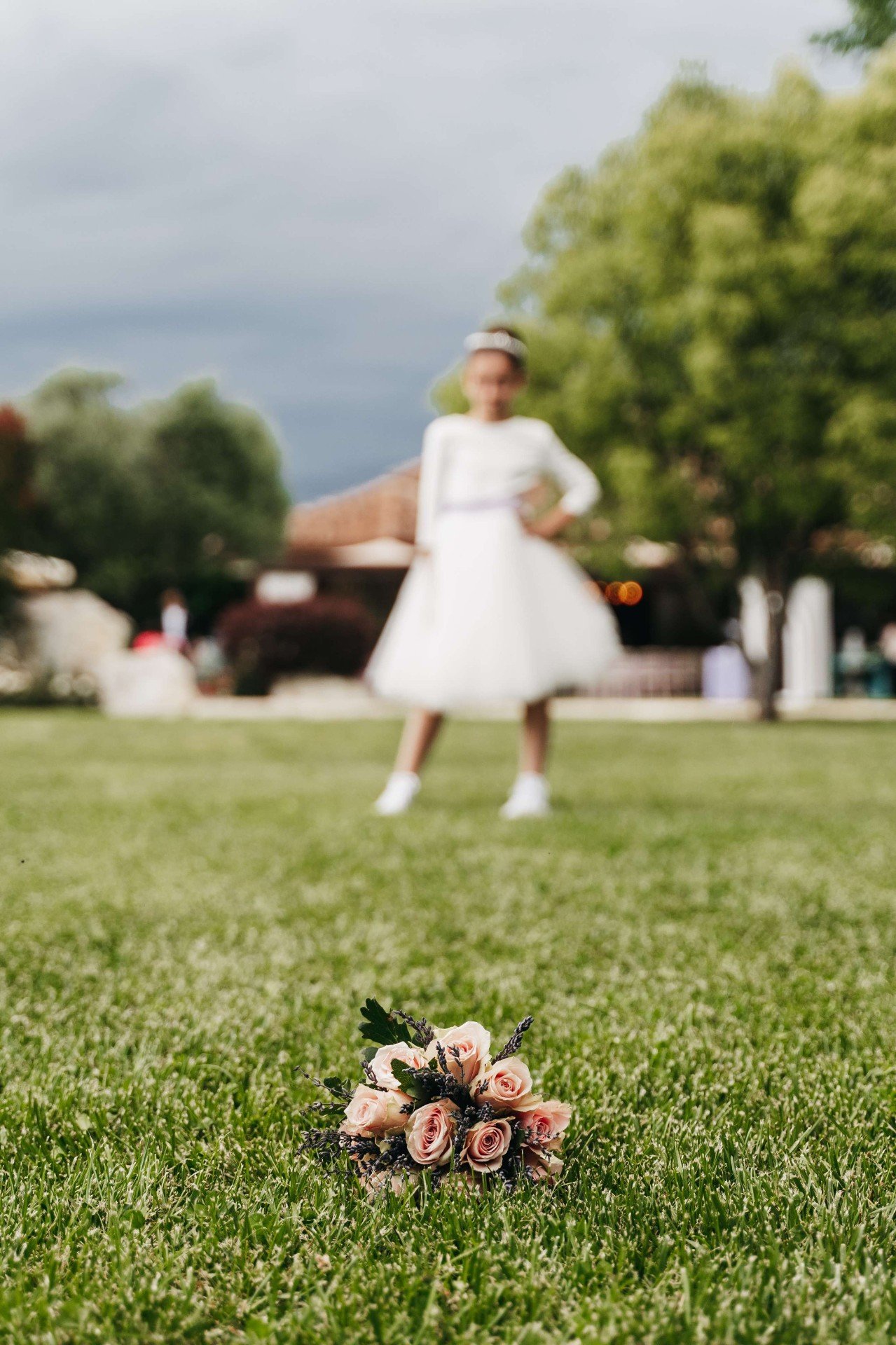 Mani sui fianchi con bouquet sul prato