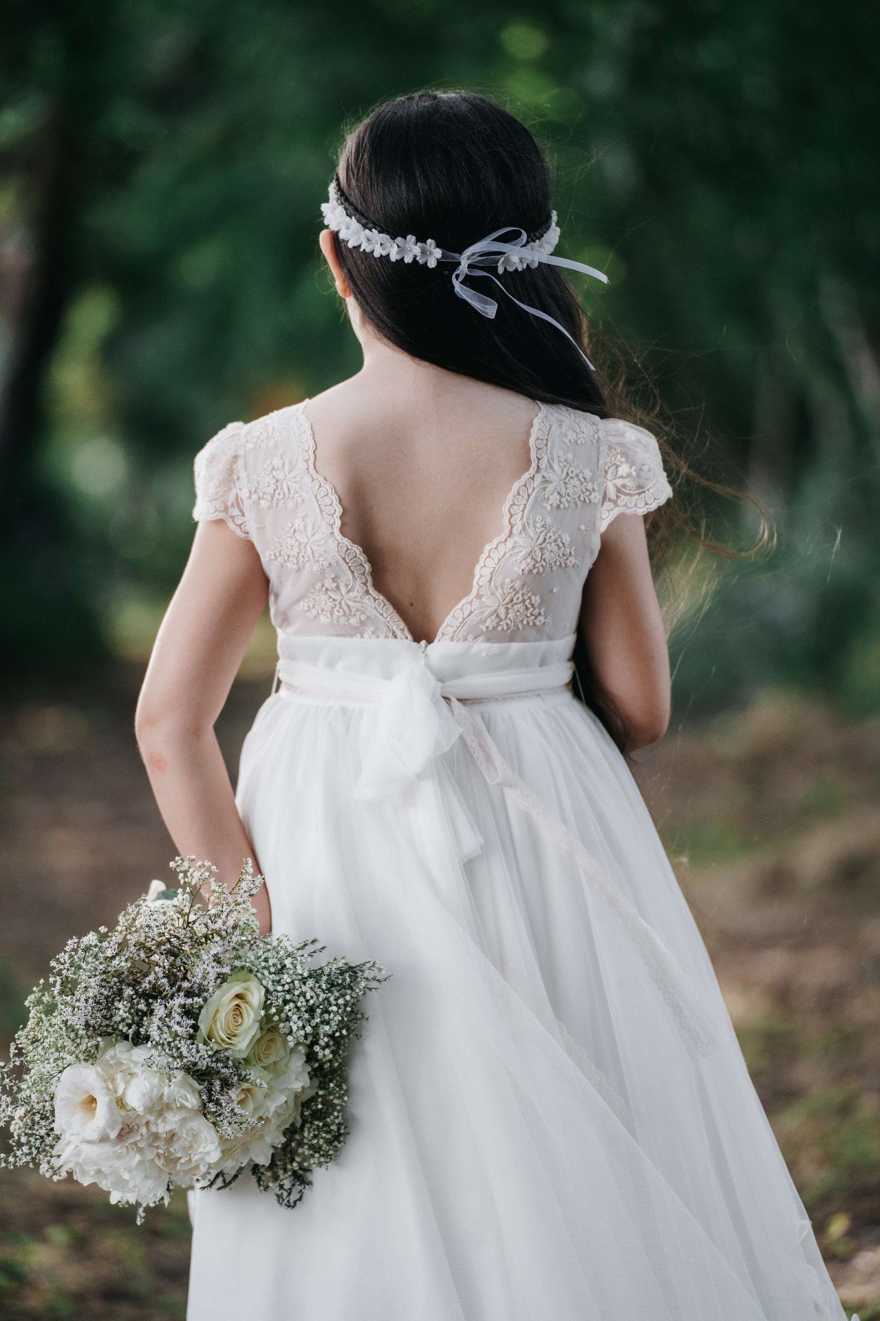 Pizzo, fiocco e bouquet sulle spalle