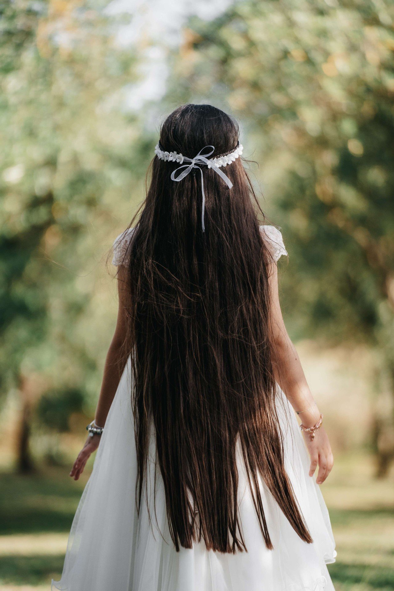 Coroncina di fiori tra i capelli, uliveto