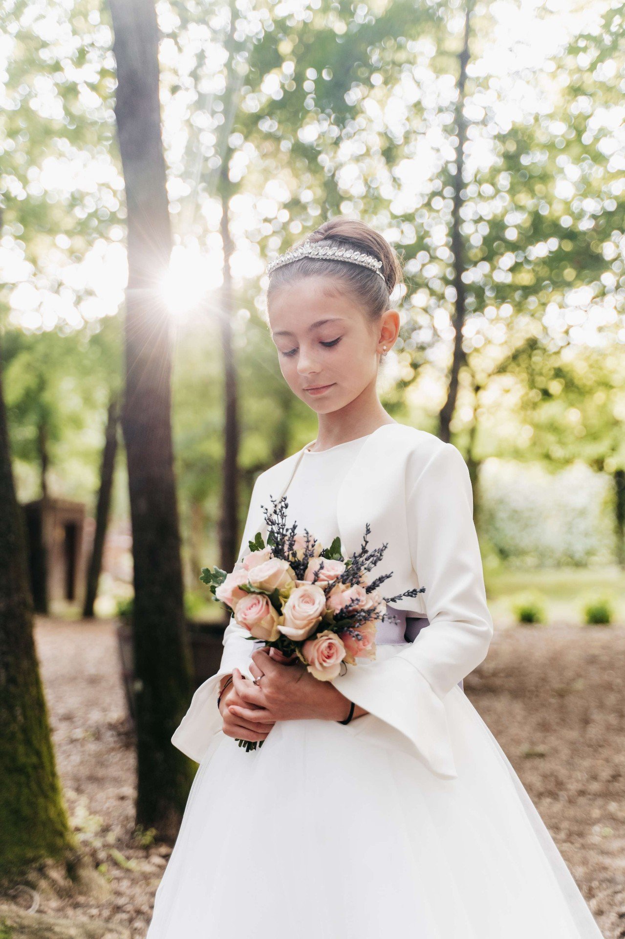 Tiara e bouquet rosa nel bosco