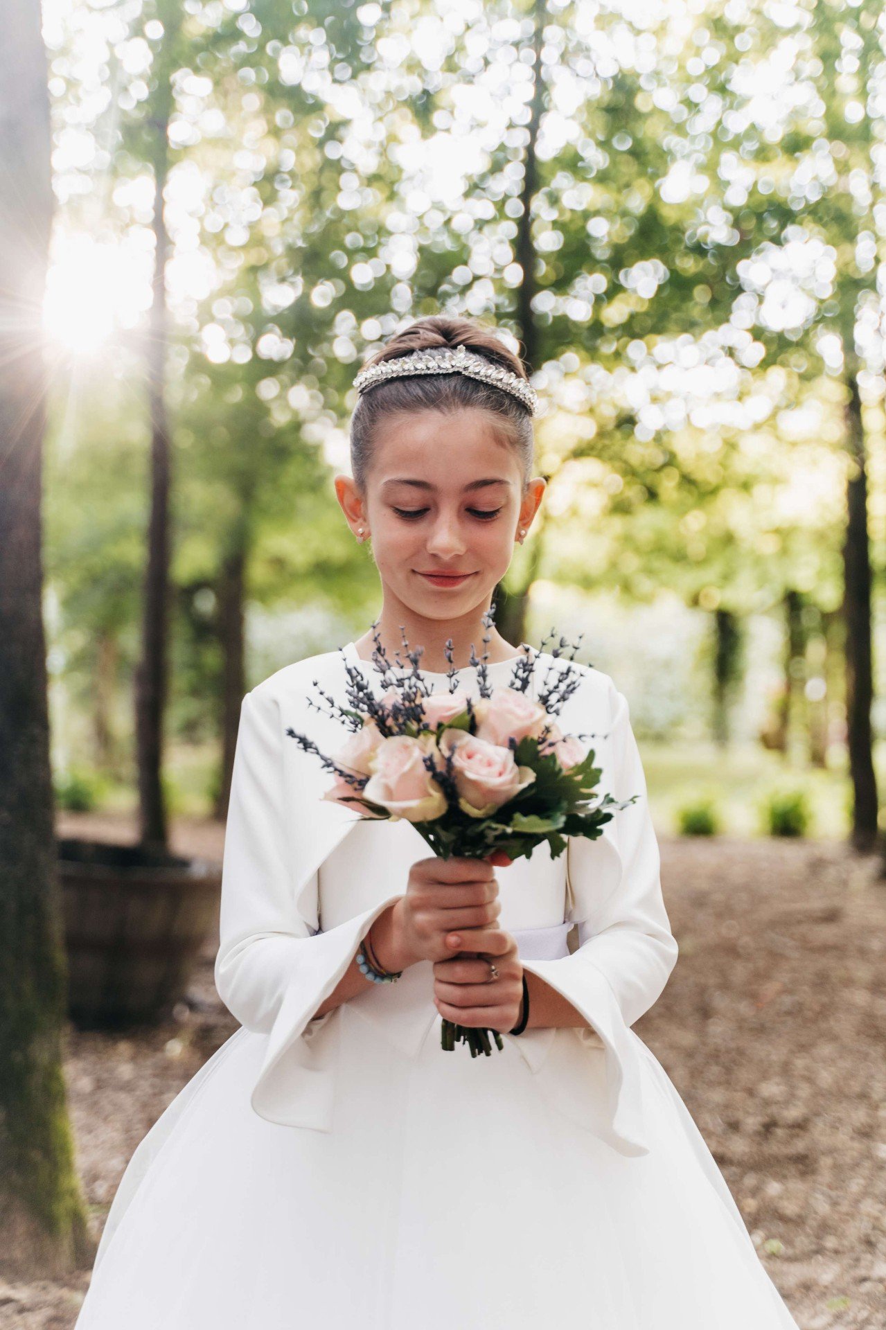 Tiara e piccolo bouquet nel bosco