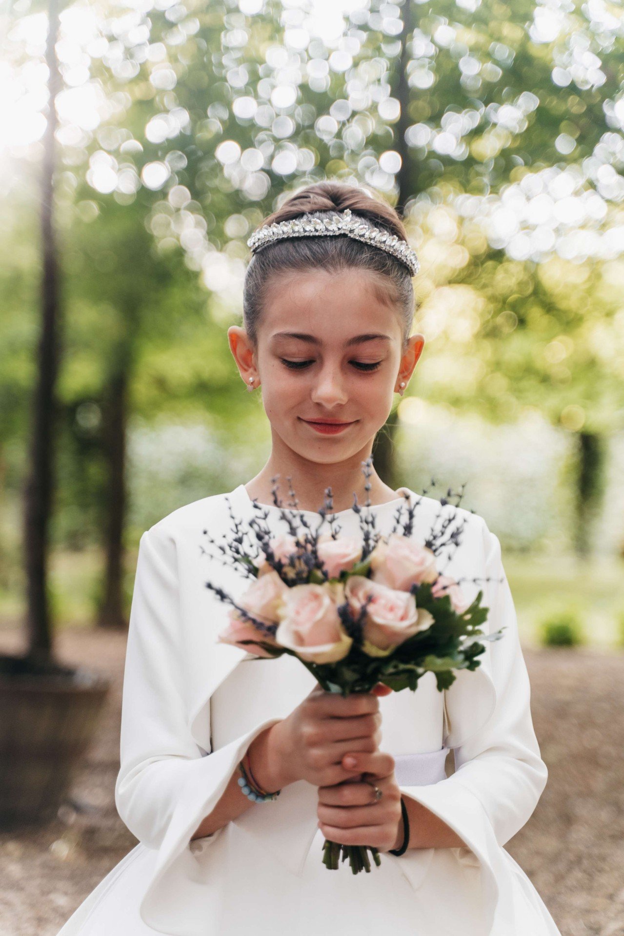 Tiara e bouquet rosa, sguardo basso