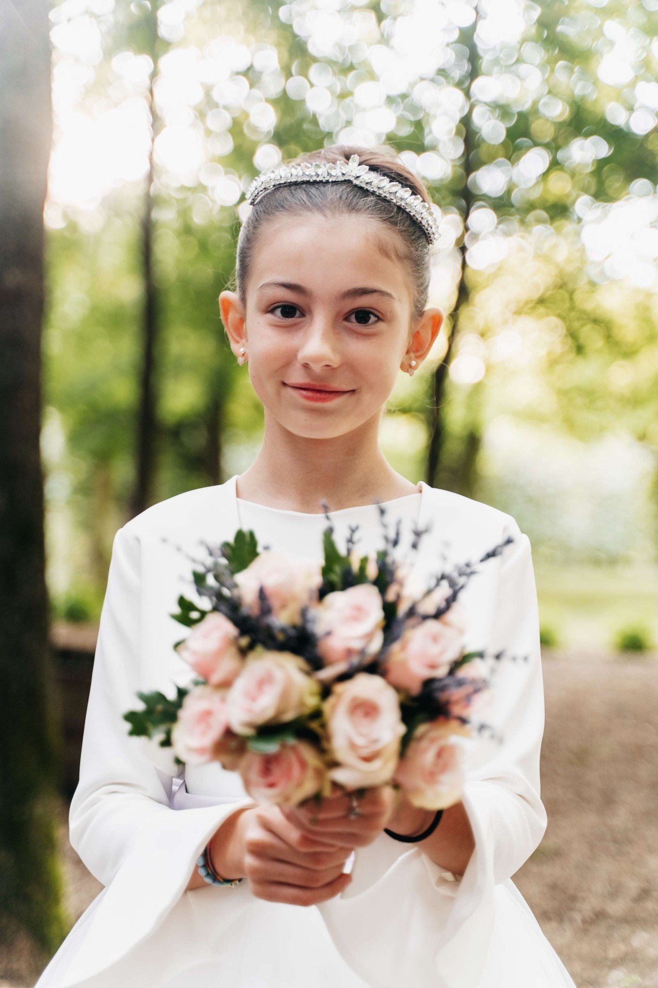 Tiara e bouquet rosa, sorriso