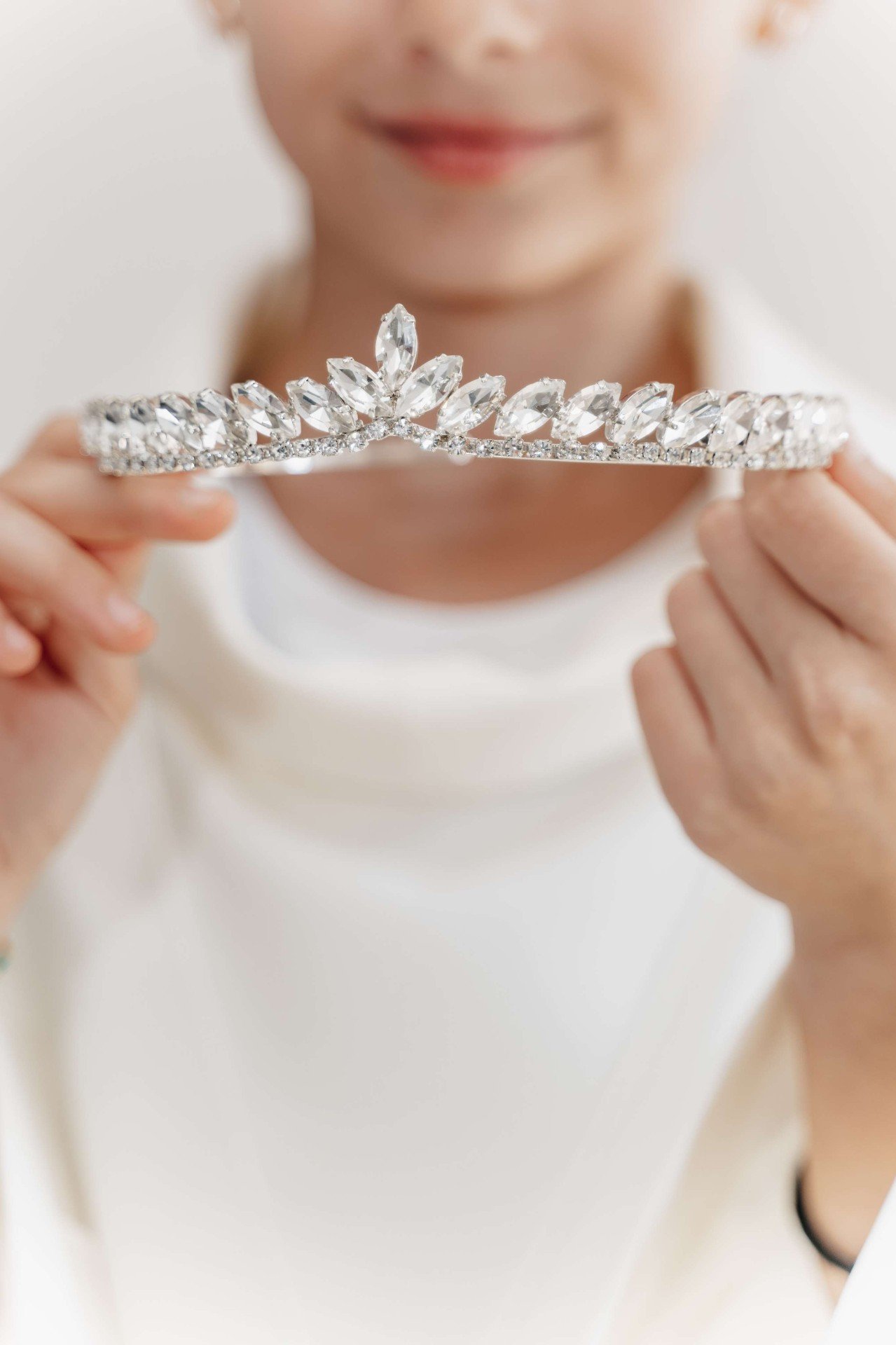 Tiara di cristalli tra le mani